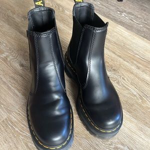 2976 SMOOTH LEATHER PLATFORM CHELSEA BOOTS Doc Martens